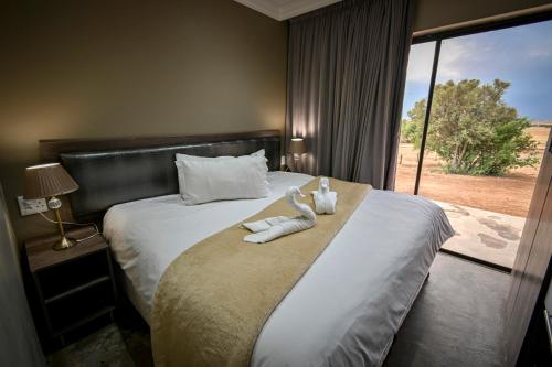 Un pat sau paturi într-o cameră la Sangiro Game Lodge