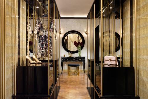 a dressing room with mirrors and a vase of flowers at Lifestyle Suites Rome in Rome