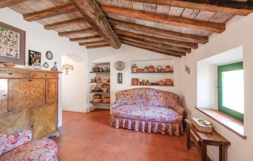 een woonkamer met een bank en een tafel bij La Ginestra - Terrazza in Orciatico