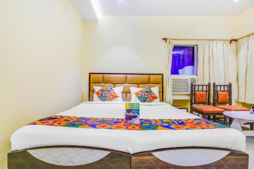 ein Schlafzimmer mit einem großen Bett in einem Zimmer in der Unterkunft FabHotel Aayash in Kalkutta