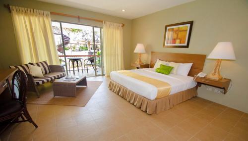 Säng eller sängar i ett rum på Almont Inland Resort