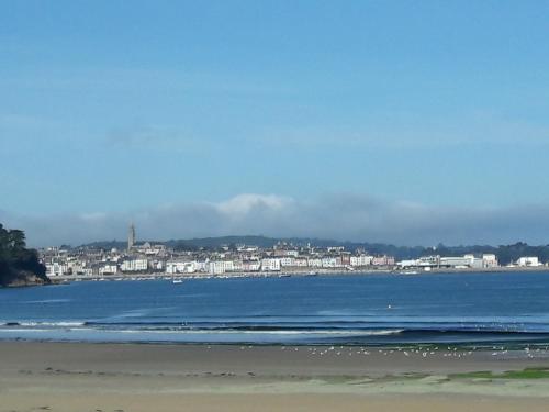 a view of the beach with a city in the background at L'APPART DU RIS in Douarnenez