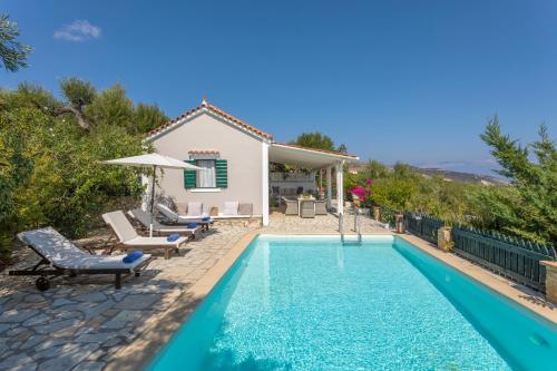 Bazén v ubytování Kostas Cottages nebo v jeho okolí