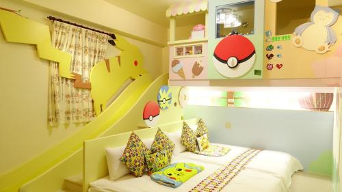 a childs room with a bed and a staircase at 芹菜芋頭親子民宿 in Taitung City