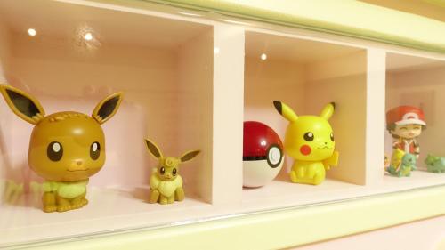 a shelf with poké balls and toys on it at 芹菜芋頭親子民宿 in Taitung City