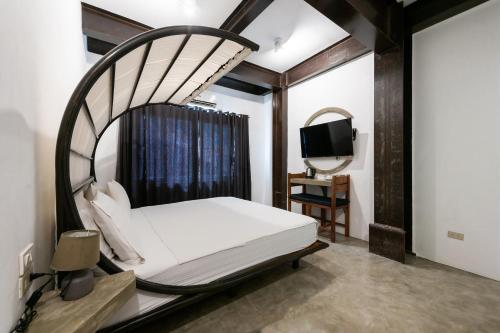 a bedroom with a large swing bed in a room at Capital O 468 Element Boutique Hotel in Manila