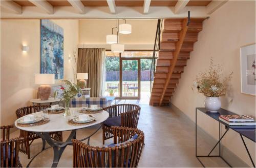 a dining room with a table and chairs at Trafalgar Polo Club in El Palmar