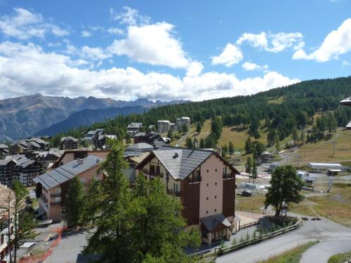 una ciudad en las montañas con árboles y edificios en PEGASE 71, en Les Florins