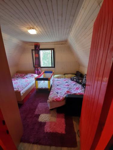 een kamer met twee bedden en een tafel erin bij AWilaBorova# in Zlatibor