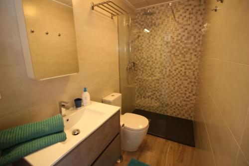 y baño con aseo, lavabo y ducha. en Apartamento Lopagan Entremares, en Lo Pagán