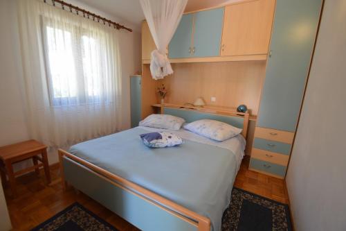 1 dormitorio con 1 cama con 2 almohadas en Apartment Franka, en Mali Lošinj