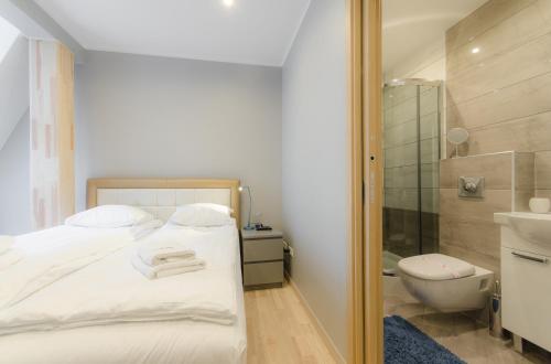 sypialnia z łóżkiem, prysznicem i toaletą w obiekcie Dom & House - Apartments Monte Cassino City Center w mieście Sopot