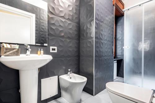 W łazience znajduje się umywalka, toaleta i prysznic. w obiekcie B&B Amalfi's Luxury Rooms w mieście Salerno