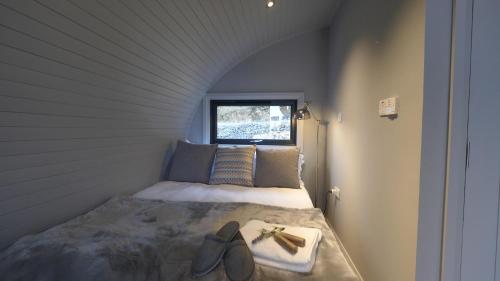 una piccola camera con un letto e una finestra di The Bee Pods a Rossnowlagh