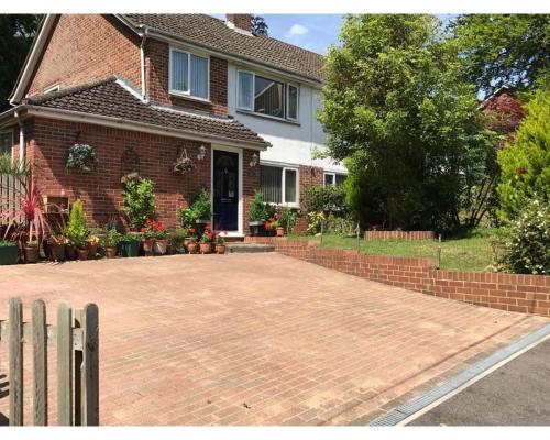 eine steinerne Einfahrt vor einem Haus in der Unterkunft Queens Road Rental - Winchester Accommodation in Winchester