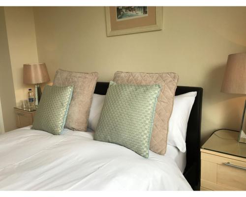 een bed met twee kussens erop bij Queens Road Rental - Winchester Accommodation in Winchester