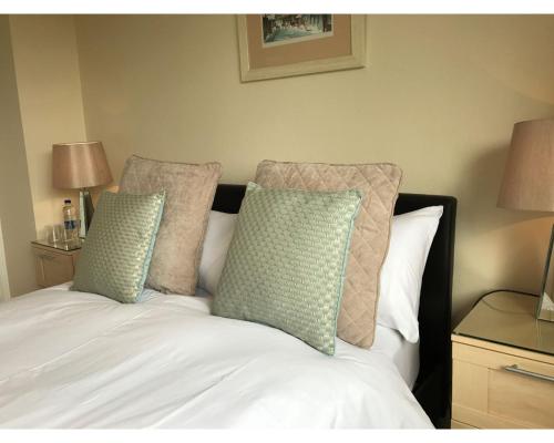 ein Bett mit zwei Kissen darauf in der Unterkunft Queens Road Rental - Winchester Accommodation in Winchester