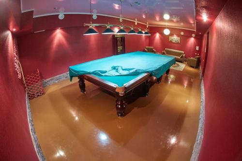 ウファにあるVladaの赤い壁の部屋の卓球台
