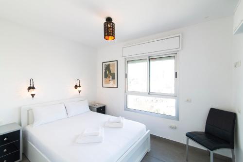 A bed or beds in a room at Ziv Apartments - Florentin 41