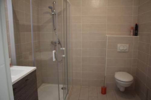 Koupelna v ubytování Centre Juan les Pins 1 bedroom with AC, swimming pool and parking