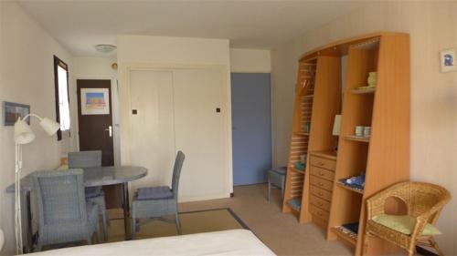 una habitación con mesa y sillas y un dormitorio en Réf 422, Seignosse océan, Studio proche plage et centre , 2 personnes, en Seignosse