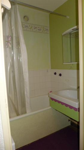 a bathroom with a tub and a shower with a shower curtain at Réf 422, Seignosse océan, Studio proche plage et centre , 2 personnes in Seignosse