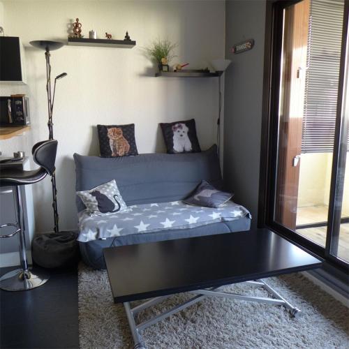 - une chambre avec un canapé et une table dans l'établissement Réf 539, Seignosse Océan, Appartement à 150m de la plage, proche commerces, 4 personnes, à Seignosse