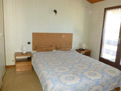 - une chambre dotée d'un grand lit avec un couvre-lit bleu et blanc dans l'établissement Réf 210 Seignosse Océan, Villa Patio Classée 3 étoiles au Calme, Proche de la plage et des commerces, à Seignosse