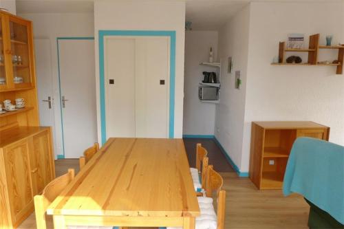 - une salle à manger avec une table en bois dans l'établissement Réf 546, Seignosse océan , Appartement classé 2 étoiles , plage et centre à 5mn, 5 personnes, à Seignosse