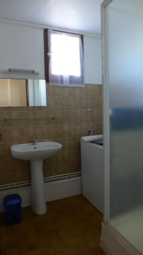 a bathroom with a sink and a toilet and a window at Réf 434 Seignosse océan, appartement classé 2 étoiles, accès direct à l'océan et place de parking privée, 4 personnes in Seignosse