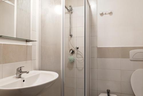A bathroom at Al Colosseo 8