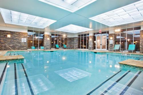 a large swimming pool in a hotel room at Holiday Inn Macon North, an IHG Hotel in Macon