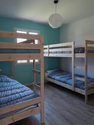 une chambre avec deux lits superposés et une lampe dans l'établissement Maison Bassin d'Arcachon - Arès - Proche plage et commerces, 3 chambres, 8 personnes, Climatisation, à Arès