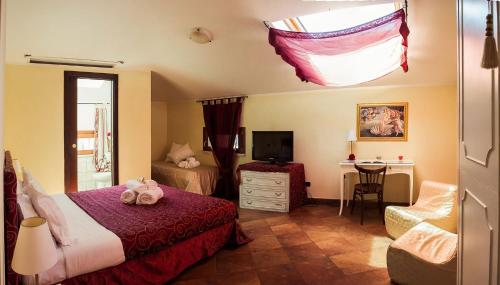 ein Schlafzimmer mit einem Bett mit einem ausgestopften Tier darauf in der Unterkunft B&B La Dimora in Sulmona