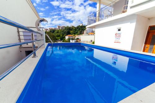 a swimming pool in a building with blue water at Mala Plaza in Ulcinj
