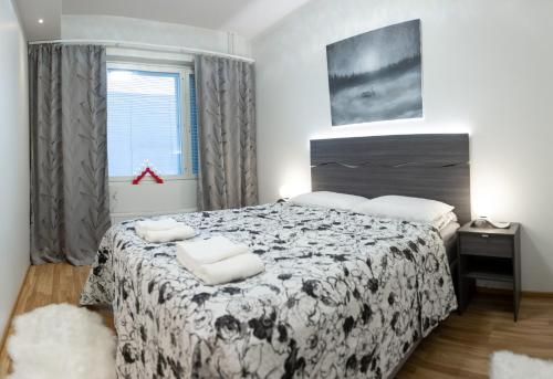 una camera da letto con un letto e due asciugamani di Apartment Laura A6 a Rovaniemi