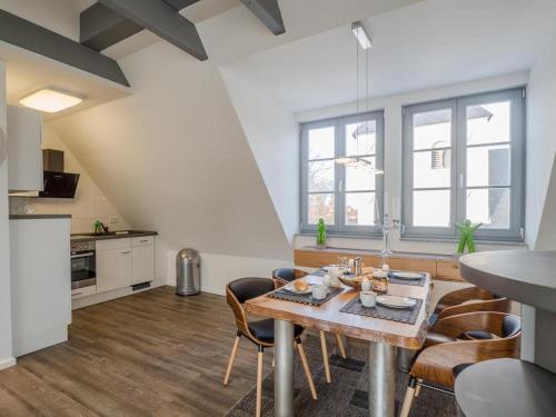 eine Küche und ein Wohnzimmer mit Tisch und Stühlen in der Unterkunft City Apartment über Wernigerode in Wernigerode