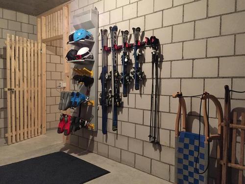 a wall with a bunch of skis hanging on a wall at Casa a Suglegl in Savognin