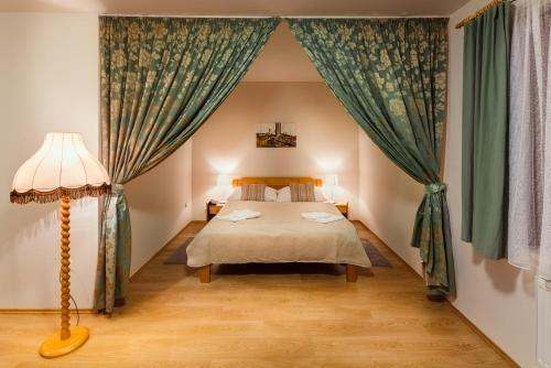 Postel nebo postele na pokoji v ubytování Hotel Velká Klajdovka