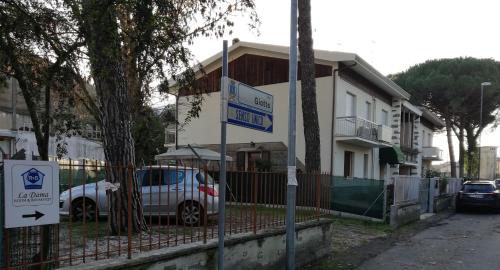 a street sign in front of a house at LA DAMA ROOM&BREAKFAST in Russi
