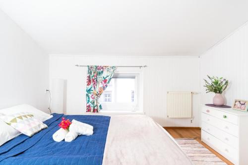 um quarto com uma cama azul com animais de peluche em cosy & comfy - OLD TOWN em Poznań