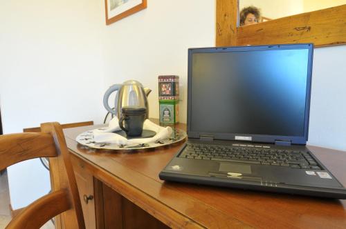 a laptop computer sitting on top of a wooden desk at Hotel Airone isola d'Elba in Portoferraio