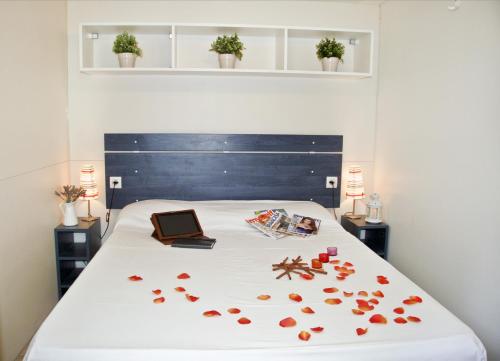 En eller flere senge i et værelse på Piomboni Camping Village