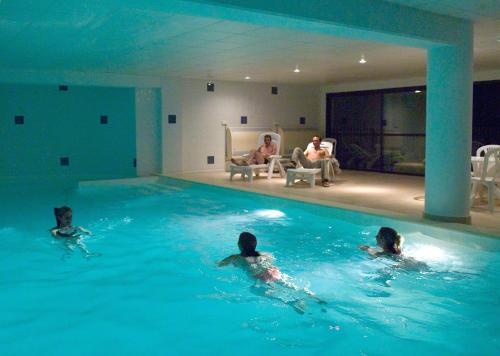 Swimmingpoolen hos eller tæt på UZES APPART HOTEL Résidence Le Mas des Oliviers