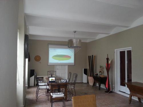 Ruang duduk di Domaine de Rochebelle