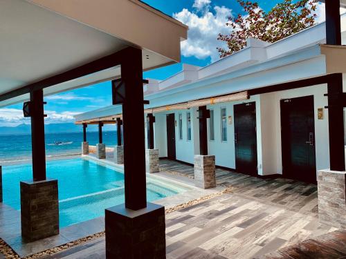 uma villa com piscina junto ao oceano em Alegria Water Front Beach House em Alegria