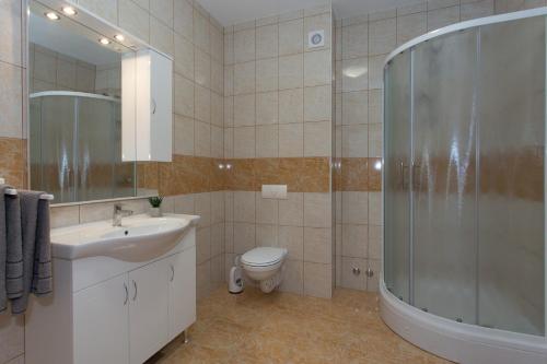 e bagno con servizi igienici, lavandino e doccia. di Villa Marijana a Kaštela (Castelli)