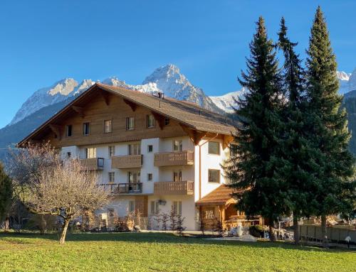 Nespecifikovaný výhled na hory nebo výhled na hory při pohledu z hotelu