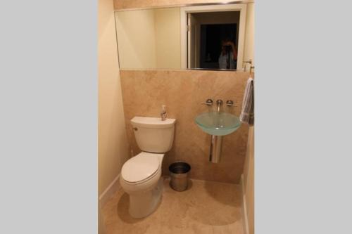 Ένα μπάνιο στο LICENSED MGR - LUXURIOUS OCEANFRONT CONDO W/STUNNING VIEWS - UPSCALE OCEANFRONT RESORT!