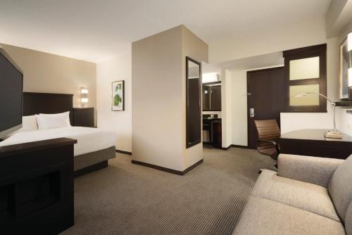 um quarto de hotel com uma cama e um sofá em Hyatt Place Philadelphia/ King of Prussia em King of Prussia